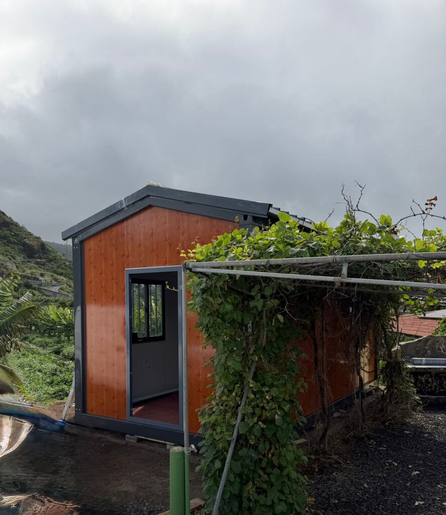 Contenedor armable a dos aguas en Tenerife sobre terreno verde