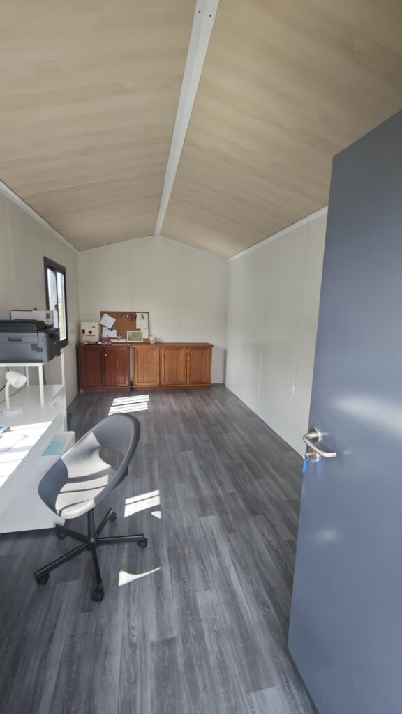 Interior de contenedor modular en Tenerife con acabado blanco y ventana