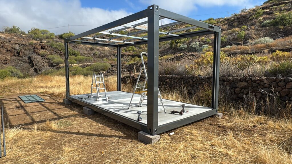 Estructura de acero de contenedor modular en montaje en Tenerife