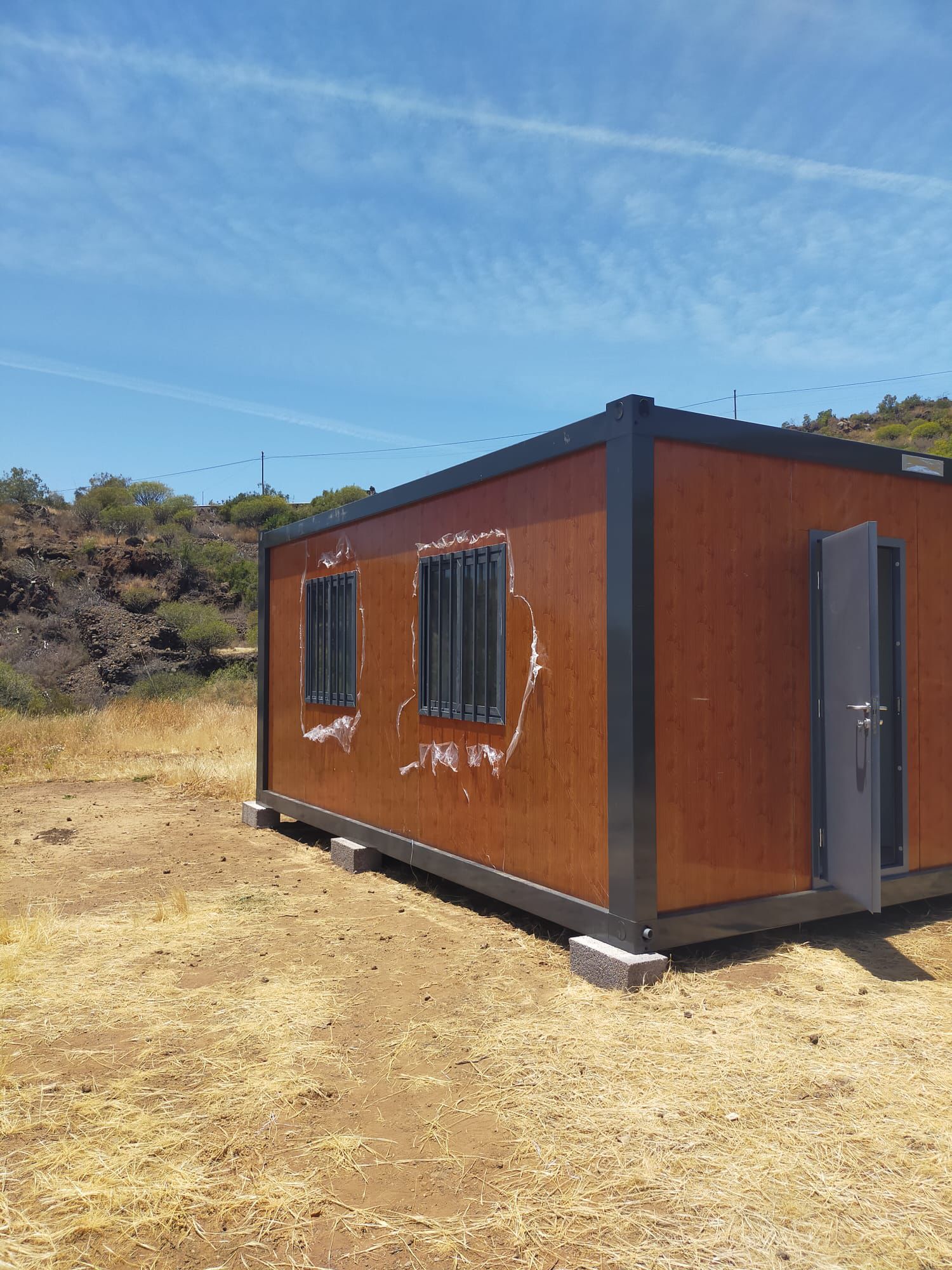 Contenedor armable de techo plano en Tenerife sobre terreno preparado